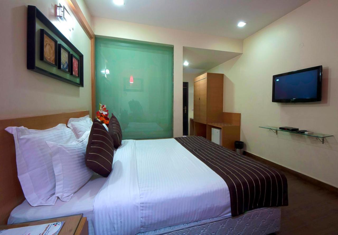 Hotel Metropolitan Дели Экстерьер фото